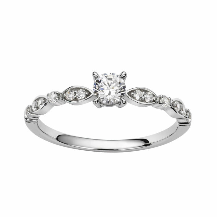 Solitaire accompagné 4 griffes et navette 0.15Ct au centre et 0.29Ct au total  en Or 750 / 1000 (18K)