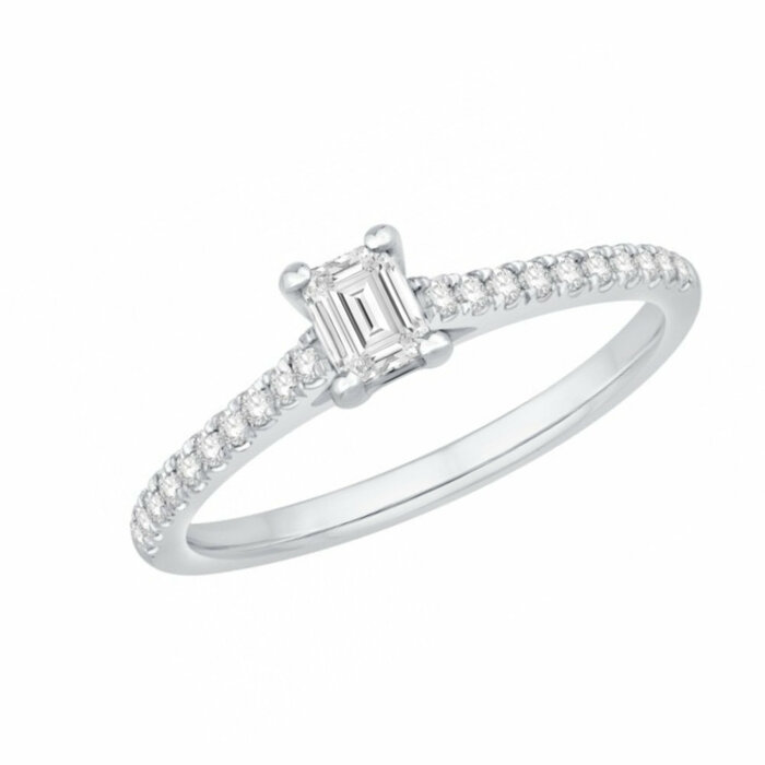 Solitaire accompagné  taille emeraude 0.30Cts au centre et 0.13Cts sur les cotes  en Or 750 / 1000 (18K)
